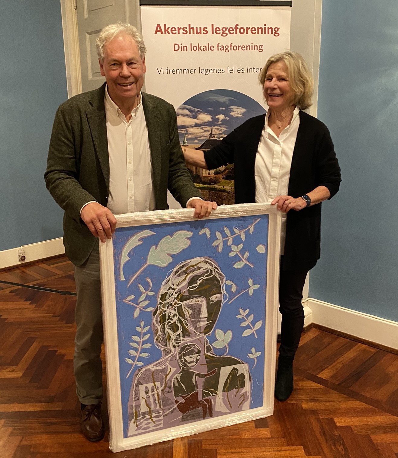 Bilde av prisvinnerne foran et innrammet bilde de fikk i gave. Foto: Anita Ingebrigtsen