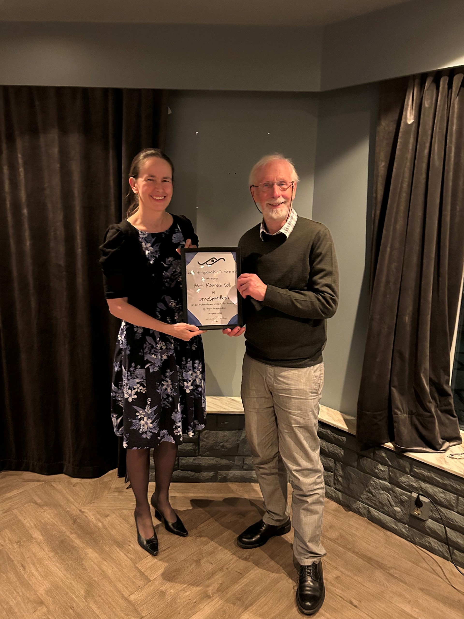 Bilde av styreleder Ingvild Damskog og æresmedlen Hans Magnus Solli med diplomet