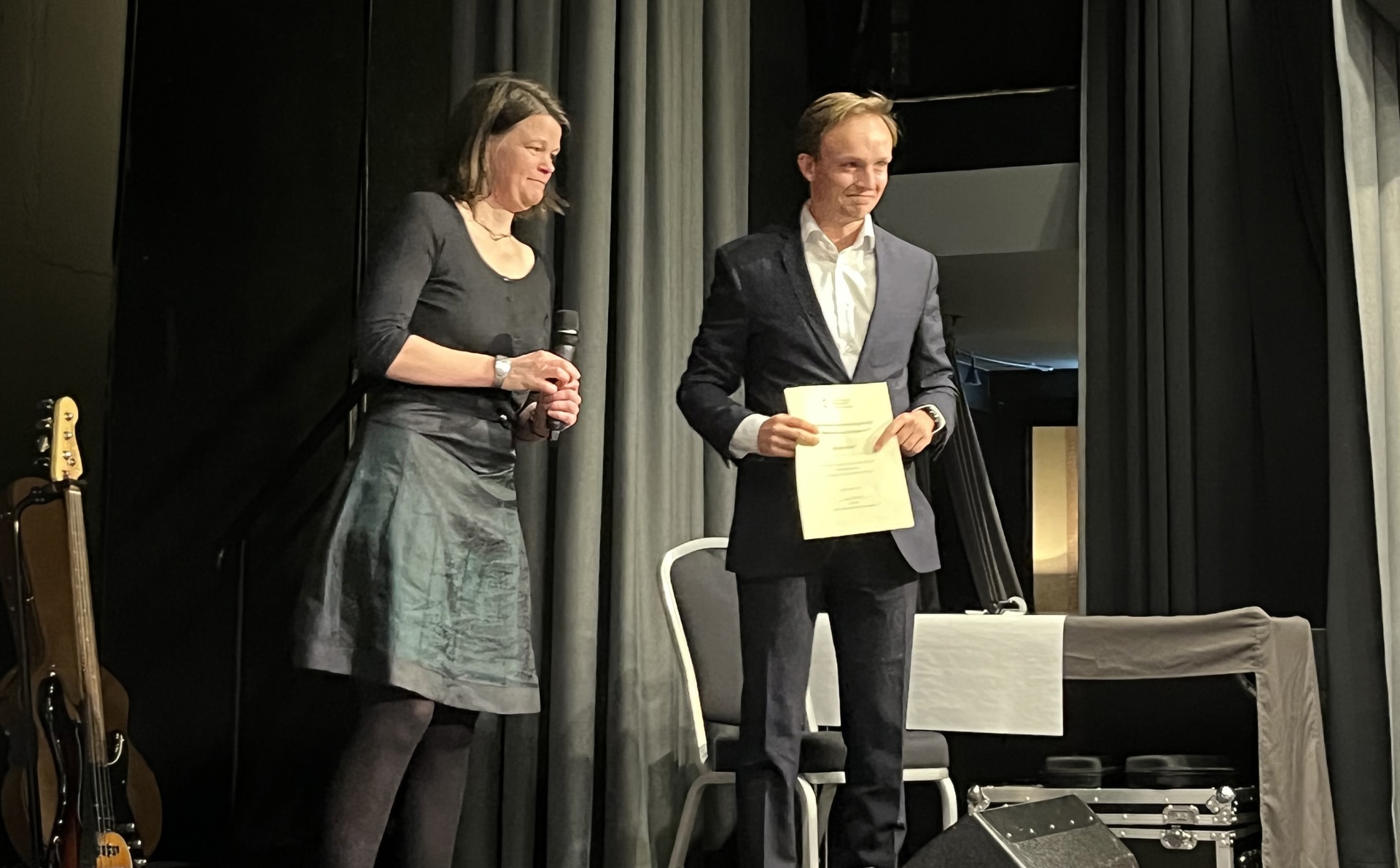 Man receiving award on stage, woman presenter next to him. Nicolai Klem and Anja Brænd