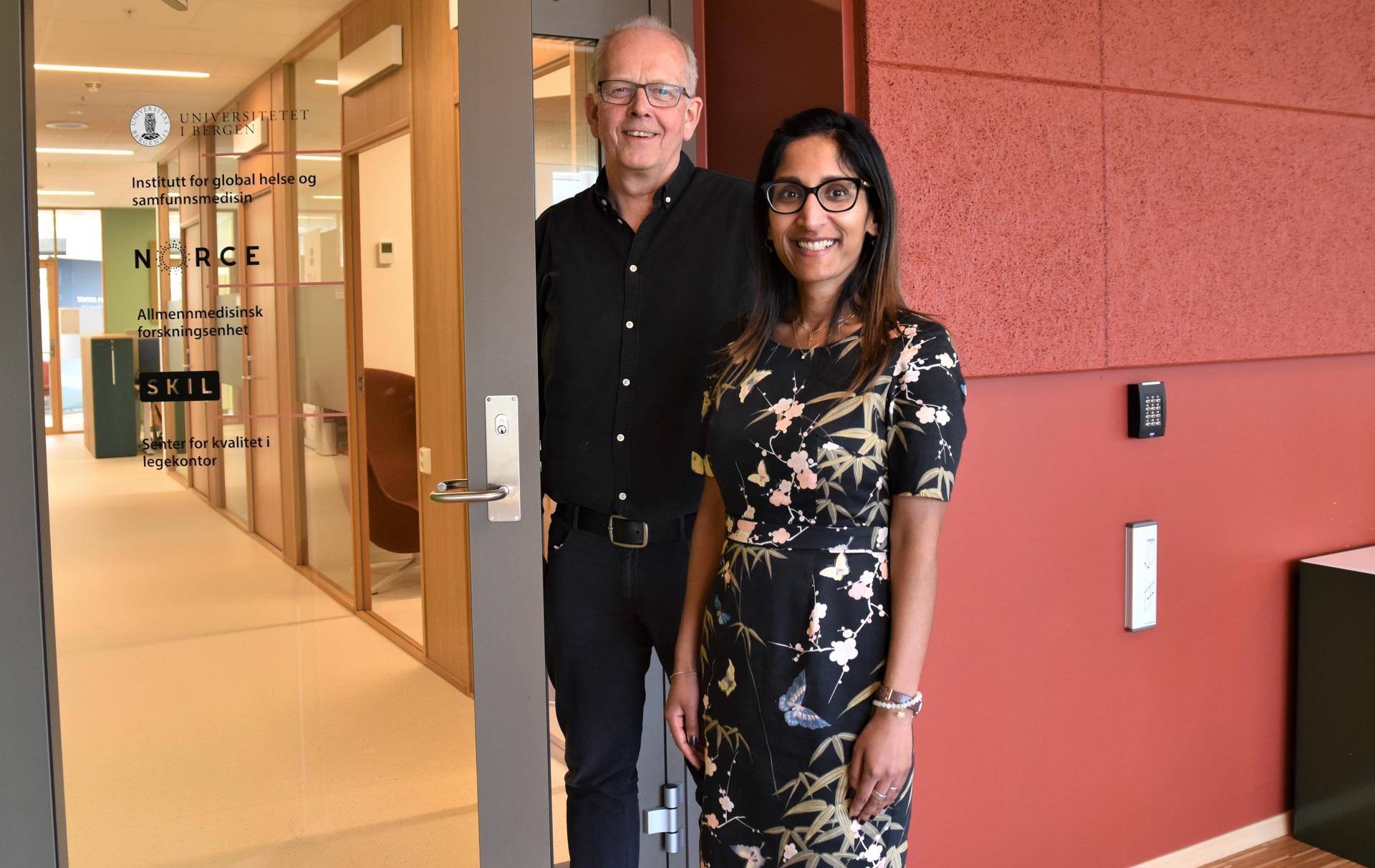 Man and woman by door to offices. Øystein Hetlevik og Priyanthi Borgen Gjerde foto lisbeth nilsen