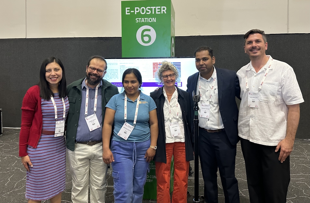 Mennesker foran en poster på en konferanse