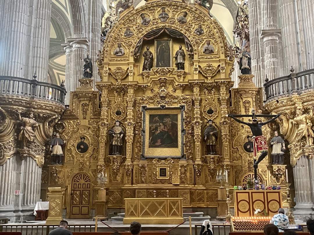 Altertavle med mye gull i en kirke i Mexico City
