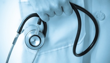 En leges hånd med et godt grep rundt stetoskopet