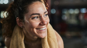 Svett kvinne på et treningssenter. Foto: Akademikerne pluss