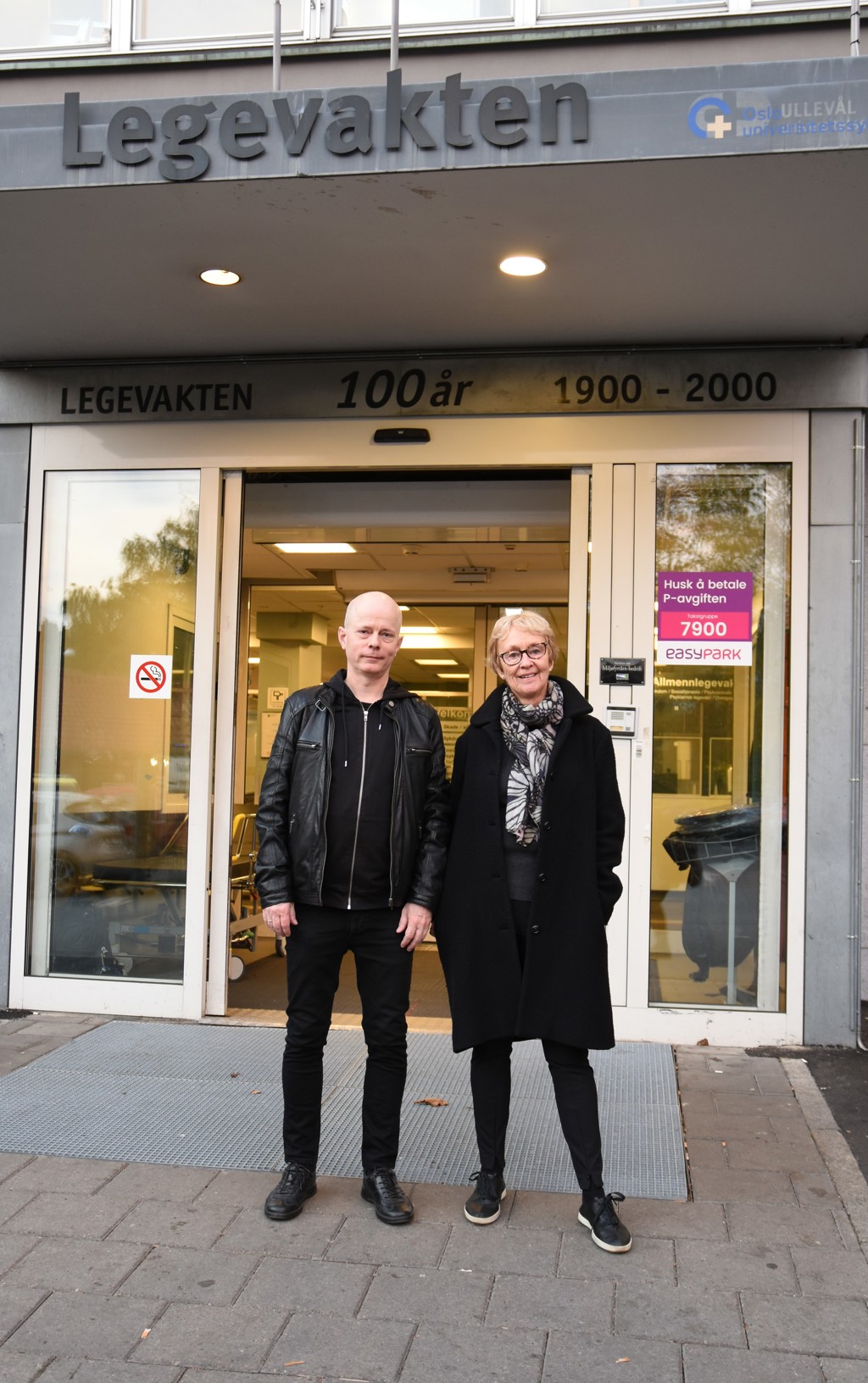 Mann og kvinne utenfor hovedinngang til Legevakten. Legene Odd Martin Vallersnes og Mette Brekke. Foto Lisbeth Nilsen