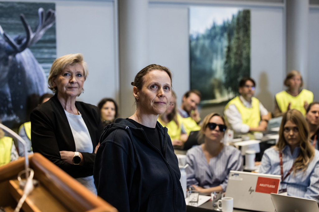 Bilde av Kari Tønnessen Nordli og Lise Lyngsnes Randeberg på Legeforeningens landsstyremøte. Foto: Legeforeningen/Thomas B. Eckhoff