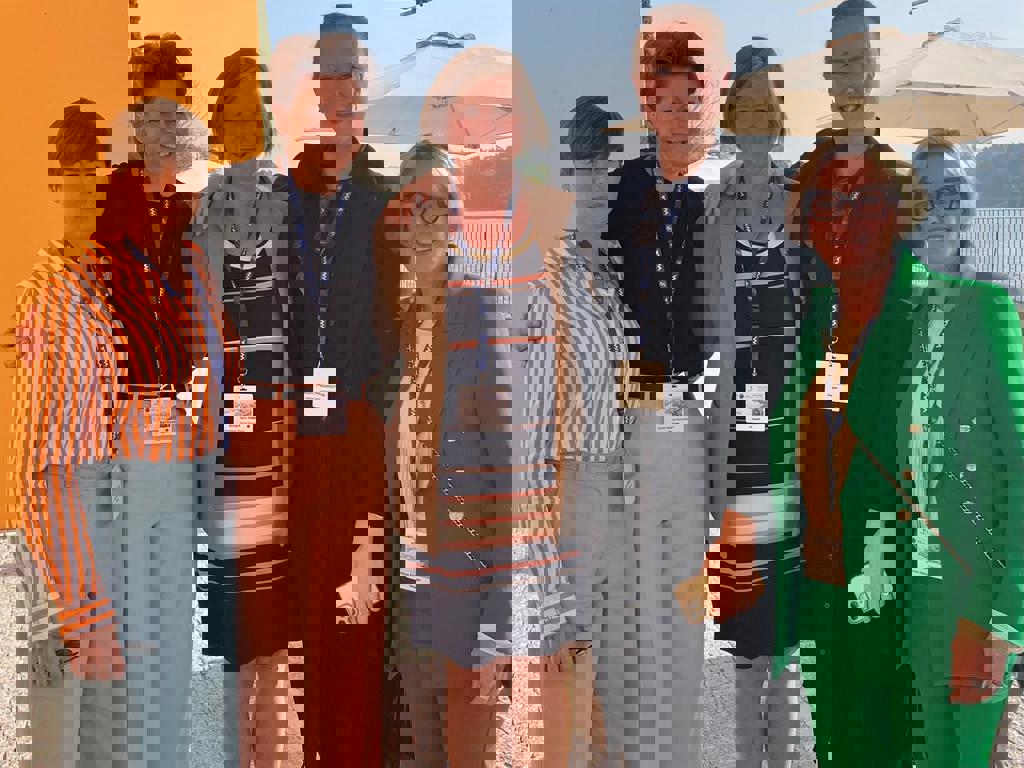 Fem kvinner som smiler. De er presidentene i de nordiske legeforeningene (f.v.): Sofia Rydgren Stale (Sveriges legeforening), som har kortklipt, lysebrunt hår, stripete skjorte og lyseblå bukser. Camilla Noelle Rathcke (Danmarks legeforening), som har kort brunt hår, sort t-skjorte og ferskenfarga dressbukser med brunt belte i livet. Anne-Karin Rime (Den norske legeforening), som har lyst hår til haken, stripete kjole til knærne og beige dressjakke.  Steinunn Þórðardóttir (Islands legeforening), Niina Koivuviita (Finlands legeforening)