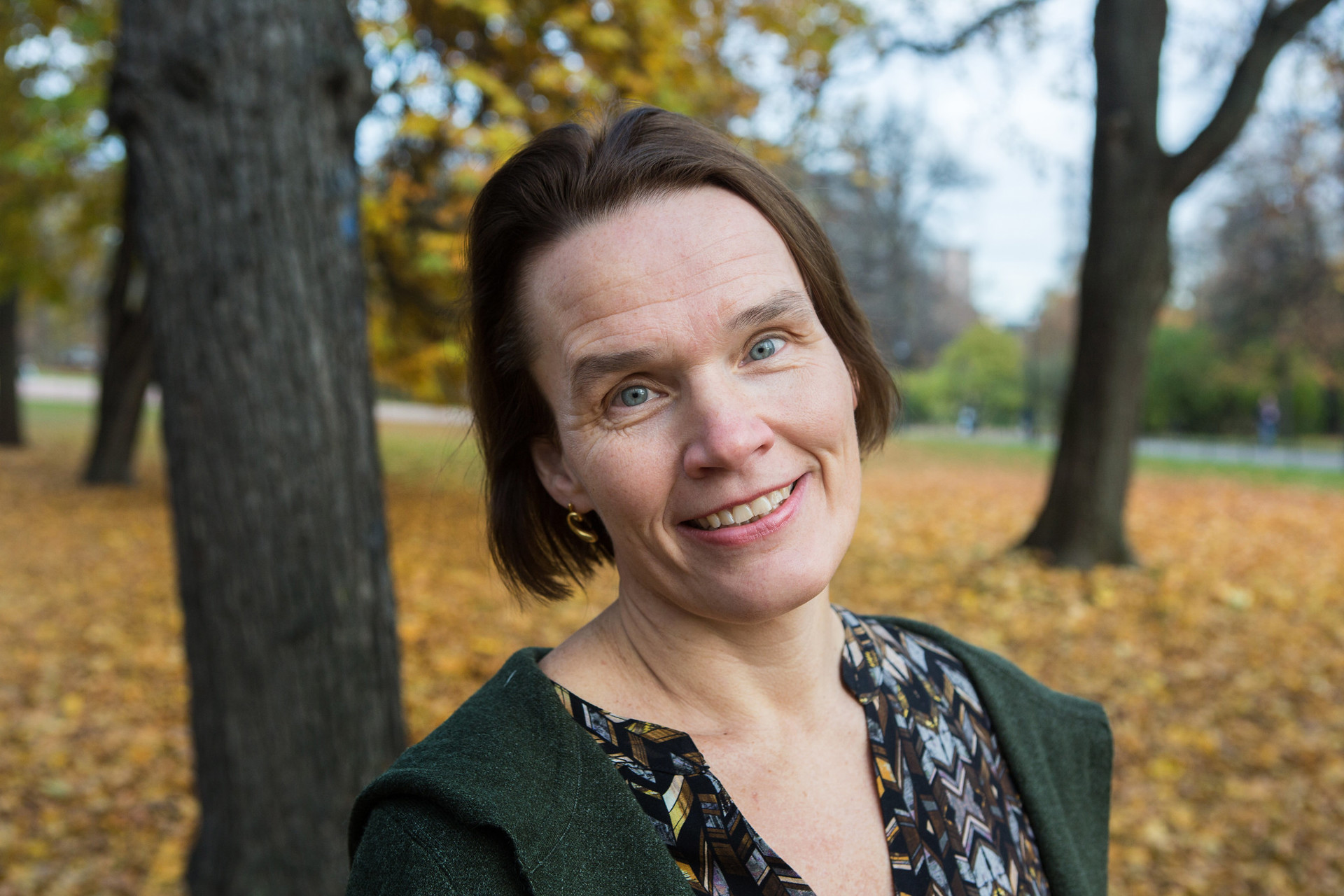 Woman outside in park in fall, Kristin Weidemann Wieland foto johnny syversen