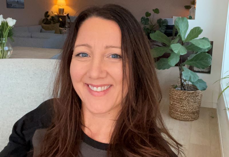 Profilbilde av Else Malthe-Sørenssen i stuen sin. Foto: Privat