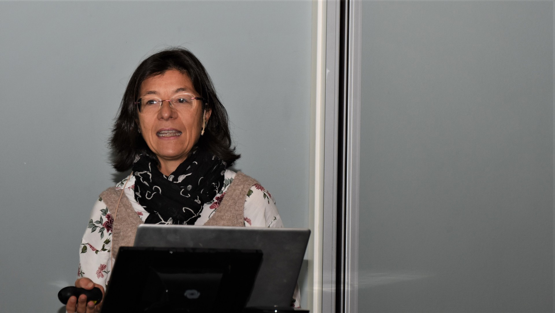 Woman on podium speaking, Esperanza Diaz foto lisbeth nilsen