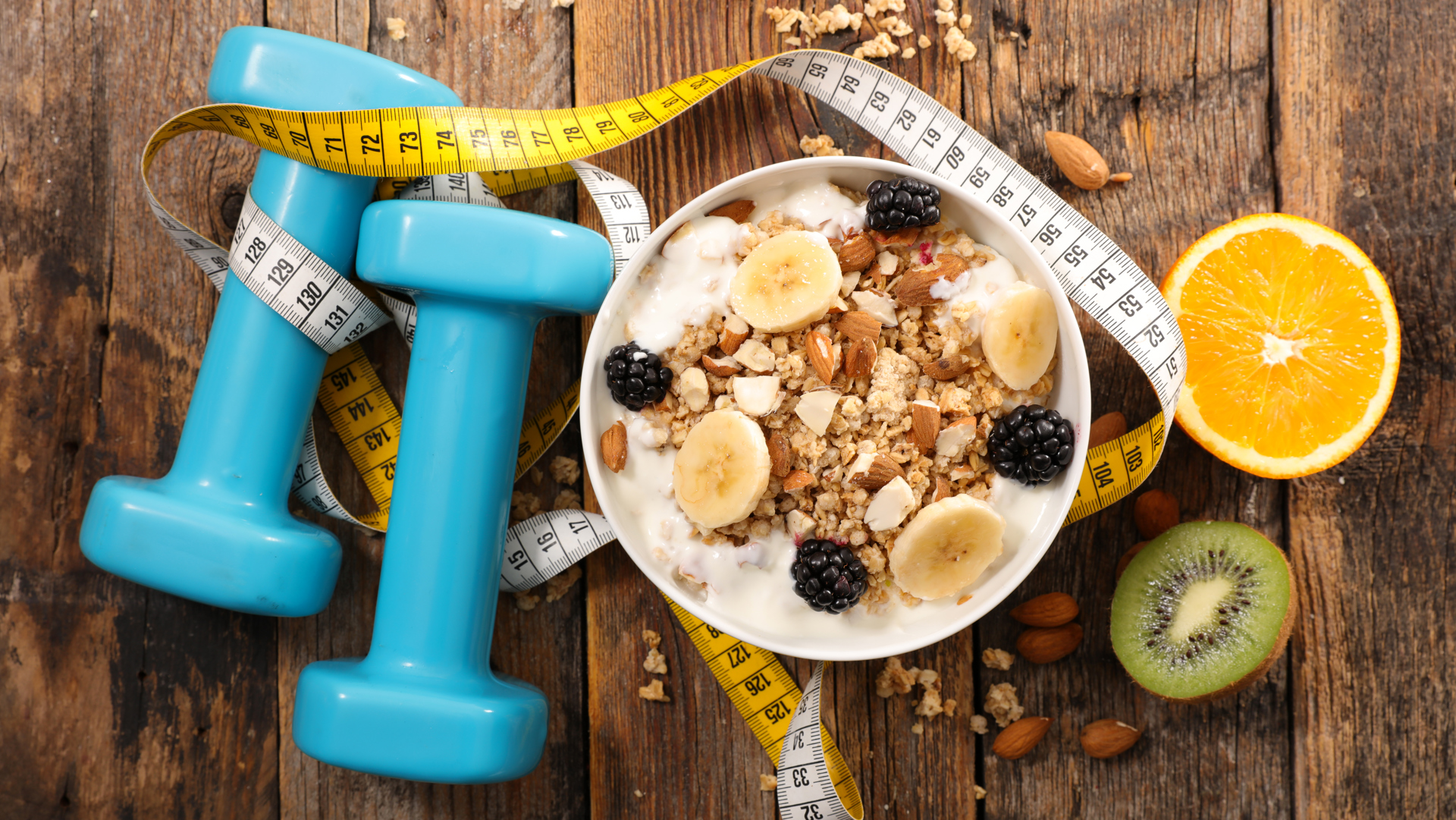 Treningsvekter og skål med fullkorn nøtter frukt. Ill: Colourbox
