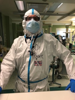 Dr. Bjarte med fullt smittevernutstyr