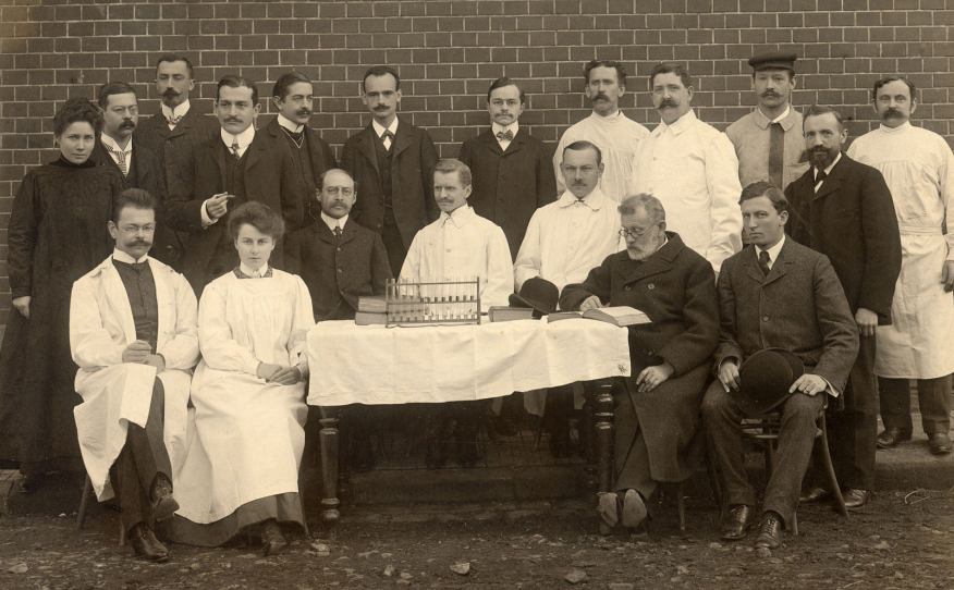 Eldre foto med Paul Ehrlich med stab