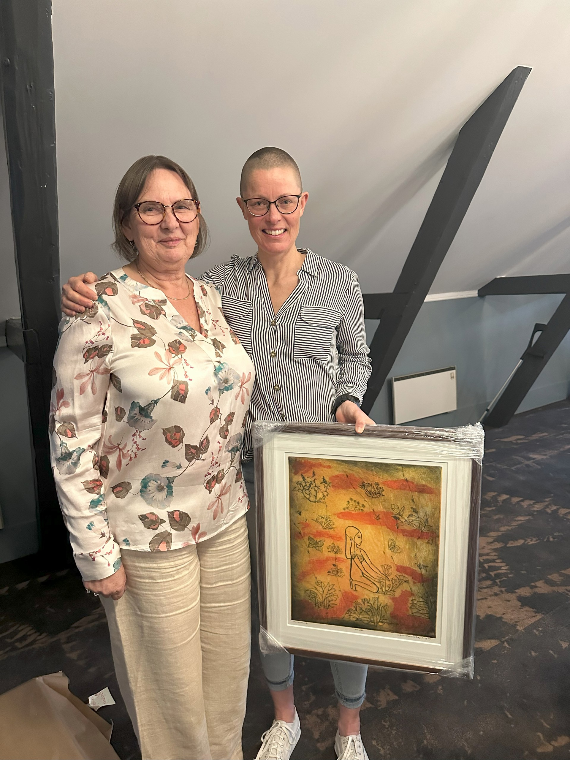 Mette Lerfaldet (til venstre), leder i Buskerud legeforening, overrekker prisen for Årets Buskerud-lege 2025 til Cindy Treland. 