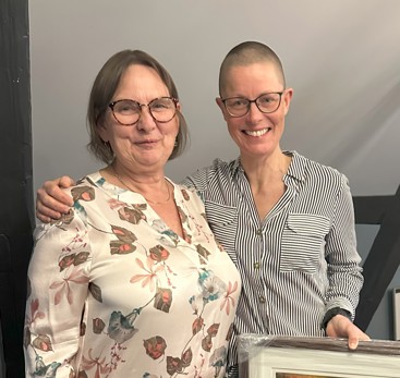 Mette Lerfaldet (til venstre), leder i Buskerud legeforening, overrekker prisen for Årets Buskerud-lege 2025 til Cindy Treland. 