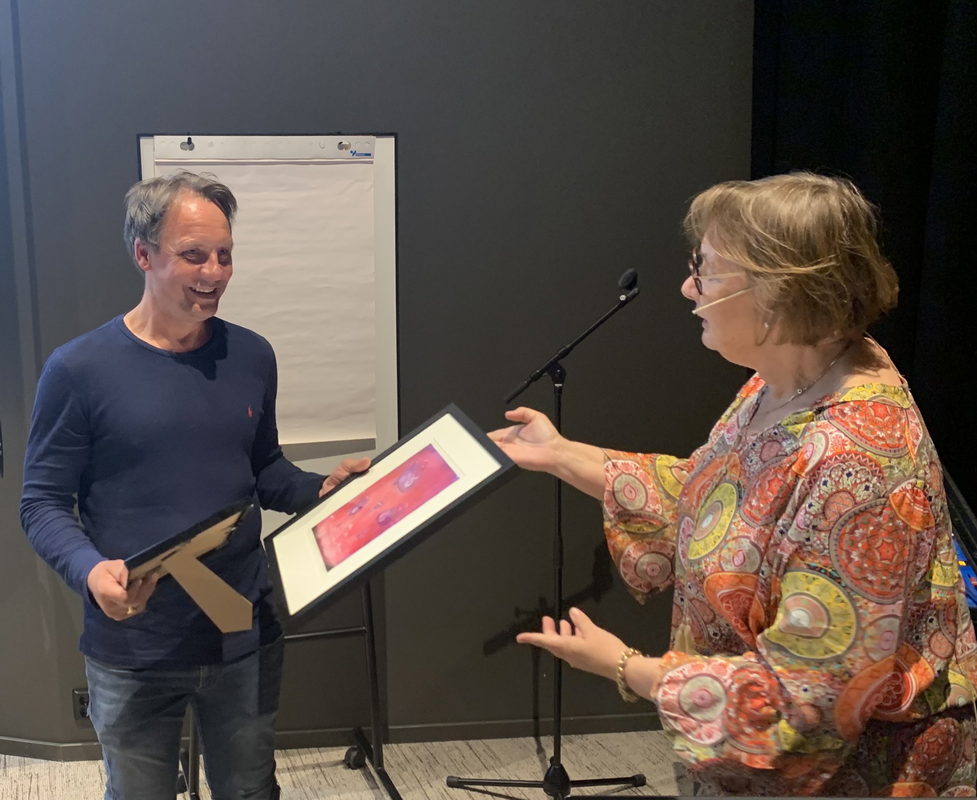 Leder i Buskerud legeforening, Mette Christin Lerfaldet overrekker prisen for årets buskerudlege til Jørn Einar Rasmussen. Foto Jon Storstein