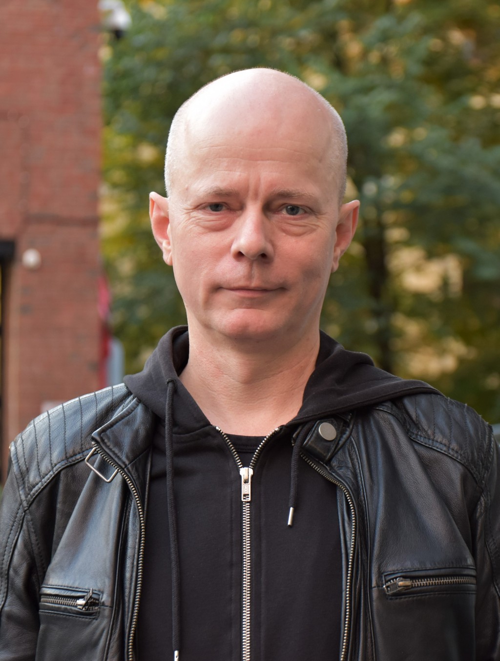 Man outside portrait. Odd Martin Vallersnes. Foto Lisbeth Nilsen