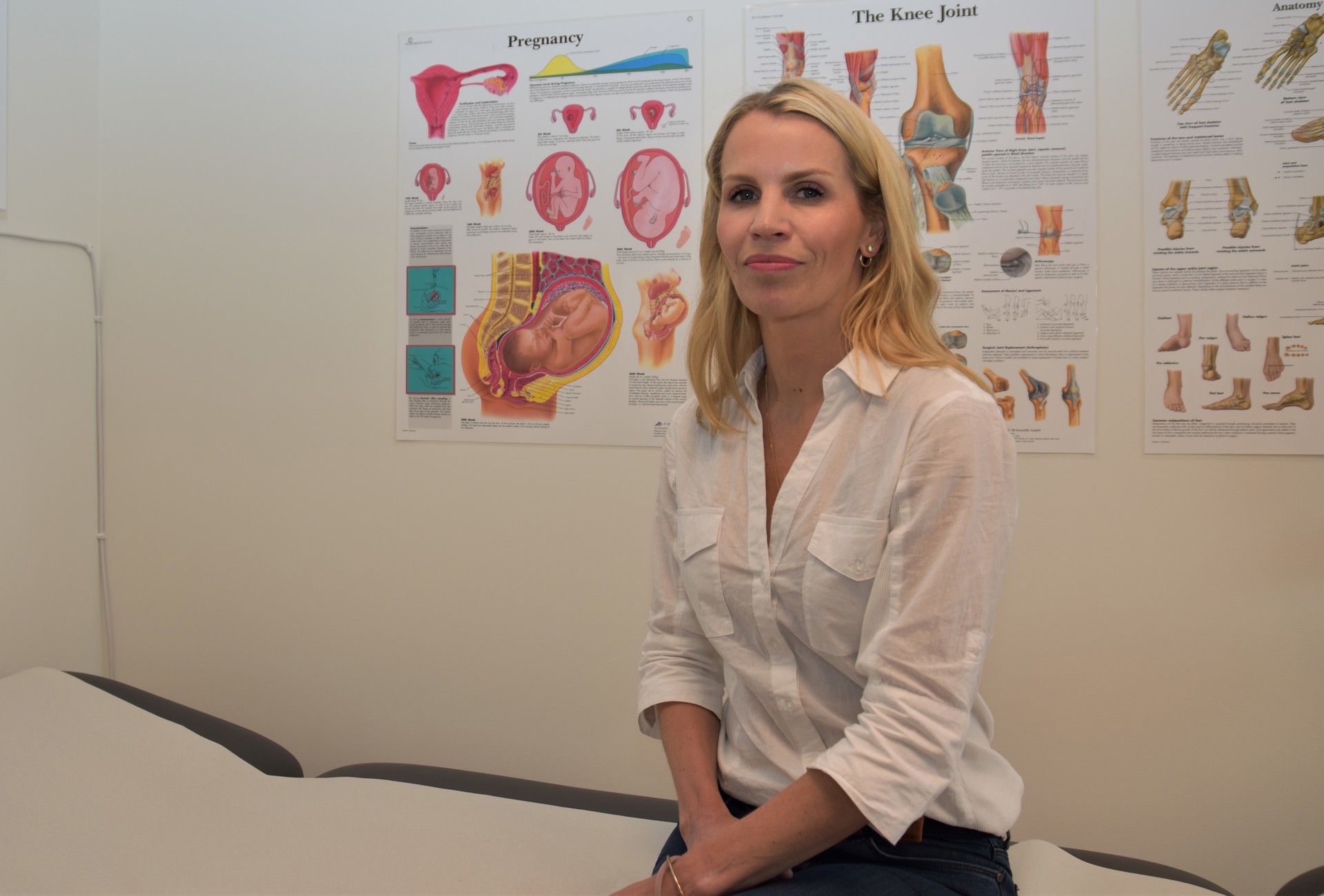 Kvinne sitter på legebenk. Fastlege og forsker Marthe-Lise Næss-Andresen. Foto: Lisbeth Nilsen