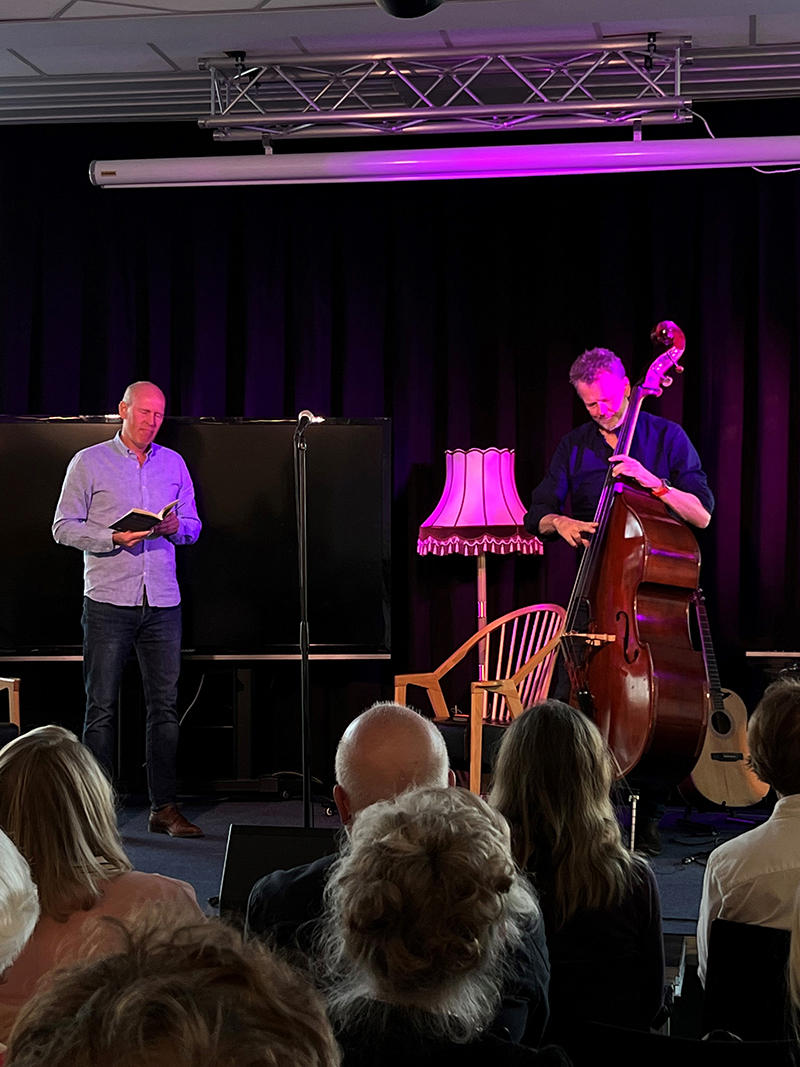 Bilde av Lars Borgen som er intervensjonsradiolog ved Drammen sykehus, og utgav i fjor diktsamlingen Gjennomlyst. Audun Brandal er kullkamerat av Lars, fastlege og musiker.