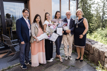 PRISVINNERE: Nils Kristian Klev, visepresident i Legeforeningen (t.v) sammen med prisvinnere Mariam Anjum, Marita Knudsen Pope, Maren Ranhoff Hov, John Helge Flage og president i Legeforeningen Anne-Karin Rime (t.h). Foto: Thomas B. Eckhoff