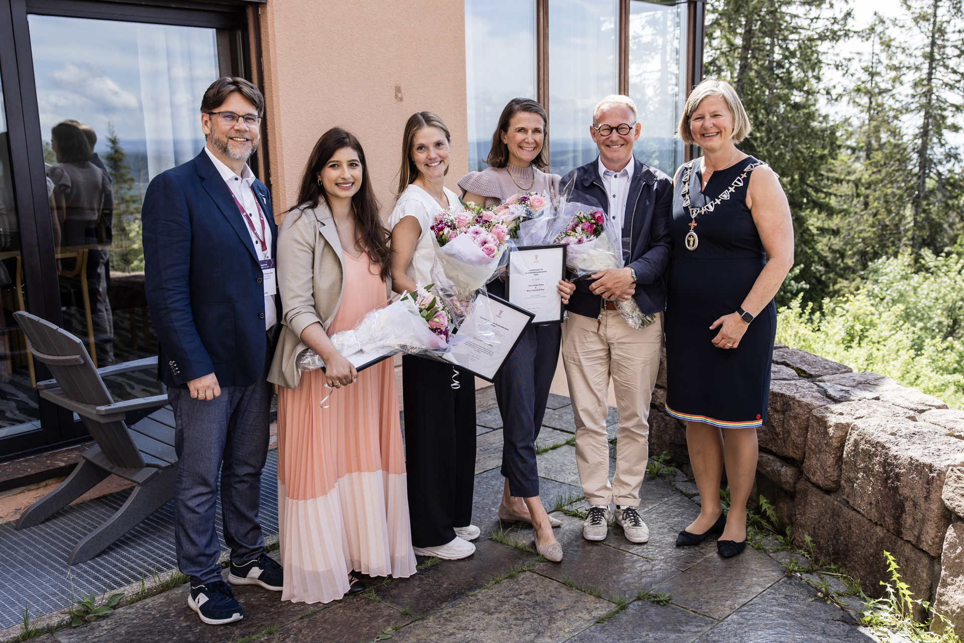 PRISVINNERE: Nils Kristian Klev, visepresident i Legeforeningen (t.v) sammen med prisvinnere Mariam Anjum, Marita Knudsen Pope, Maren Ranhoff Hov, John Helge Flage og president i Legeforeningen Anne-Karin Rime (t.h). Foto: Thomas B. Eckhoff