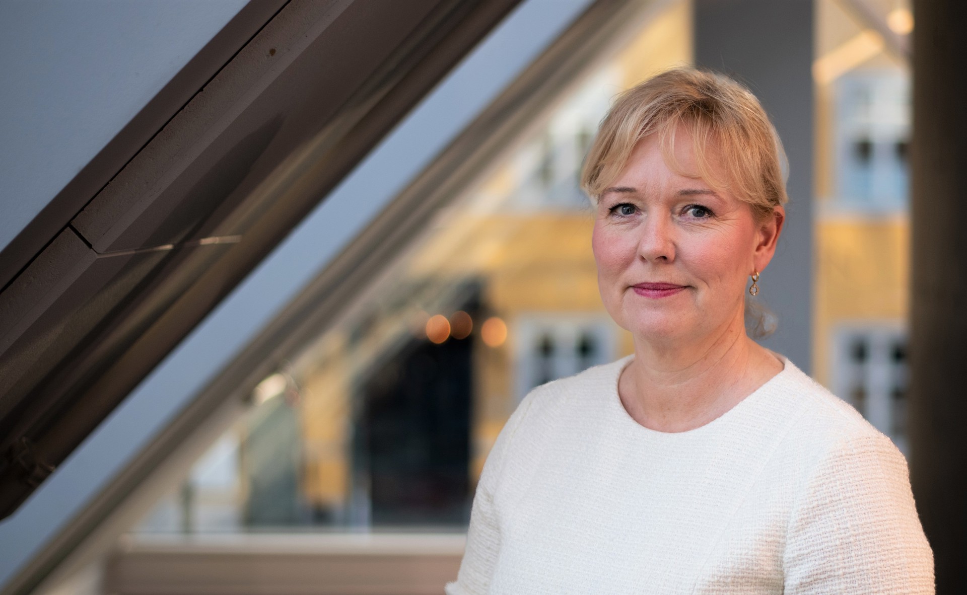 Woman in front of window inside, Marte Kvittum Tangen, leder av Norsk forening for allmennmedisin, Arkivfoto Vidar Sandnes