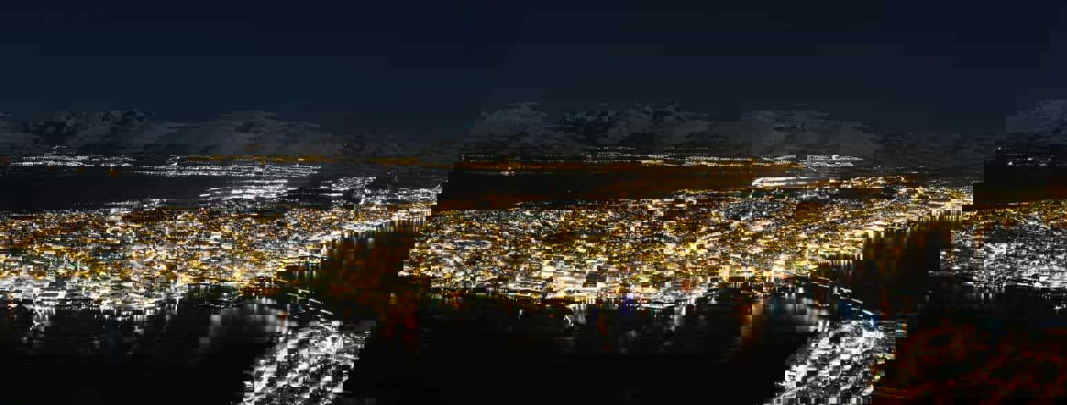 Bilde av Tromsø om natten.