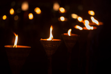 Bilde av fakler i mørket