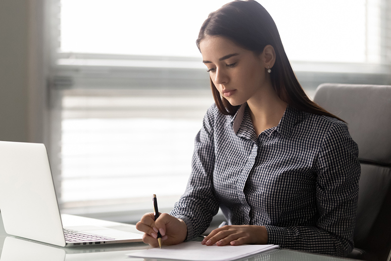 En kvinnelig medarbeider jobber med formidling til helsemyndigheter.