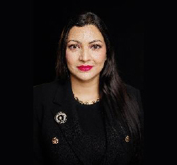 Bilde av legen som heter Neelam-Anjum. Ansikt på svart bakgrunn.