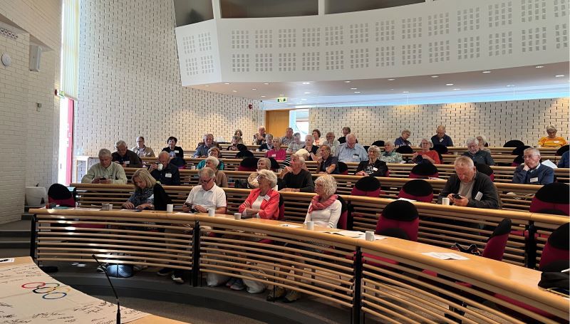 Bilde av tilskuere i en forelesningssal. Foto: Henriette Kahn