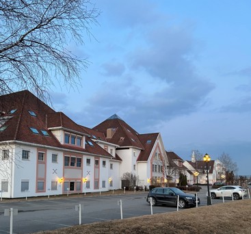 Herregård med parkerte biler foran