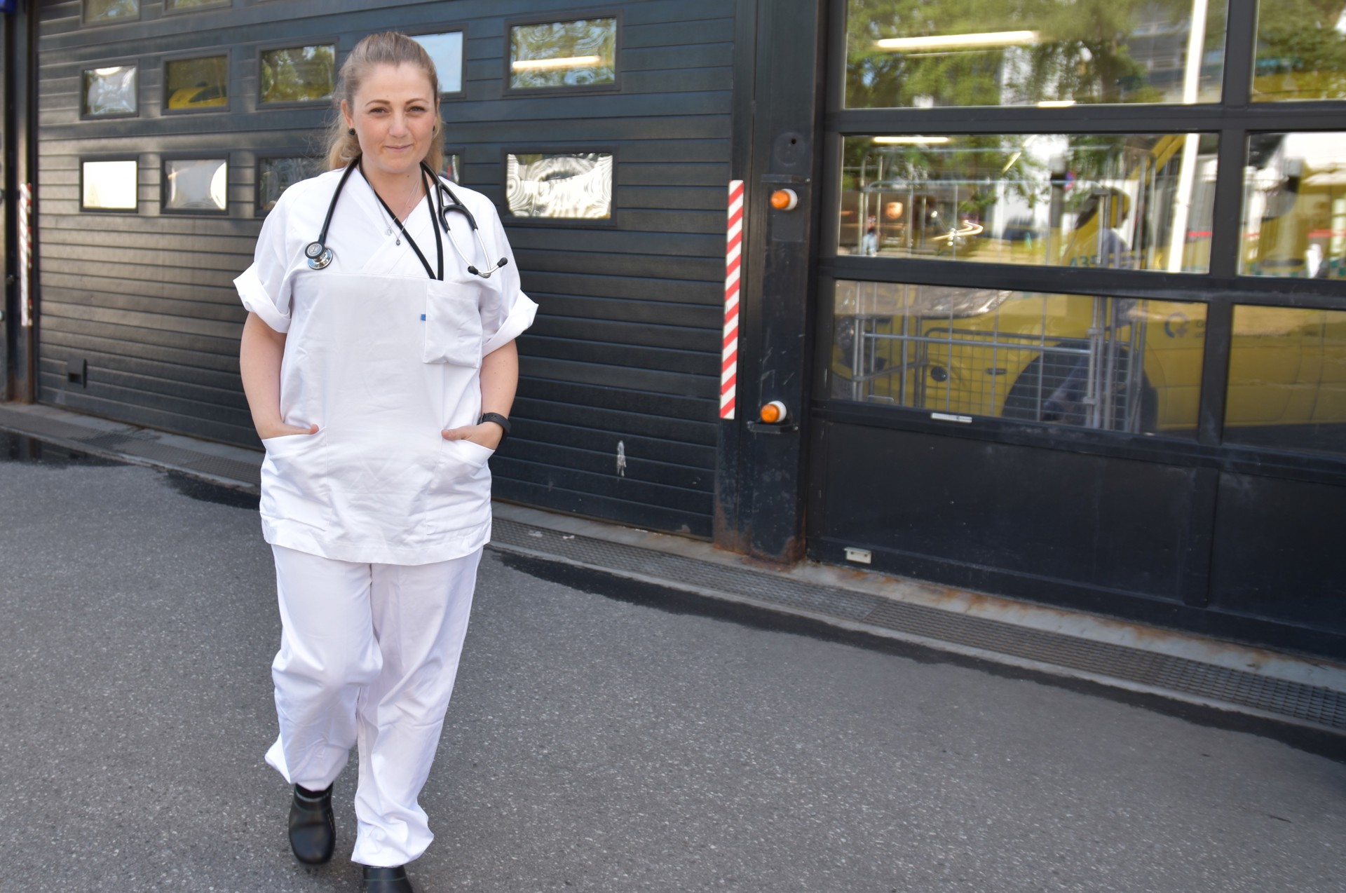 Female doctor walking outside. Tonje Rambøll Johannessen  foto lisbeth nilsen 