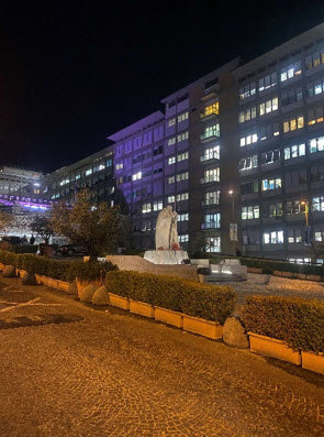 Statue av Pave Johannes Paul II utenfor Agostino Gemelli sykehuset i Roma. Foto: Ingrid M. Alm Andersen