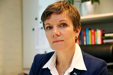 Bilde av president Marit Hermansen på hennes kontor i Legeforeningen