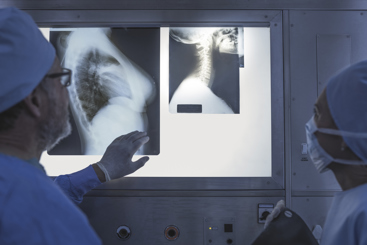 To leger som ser på ett røngtenbilde på en vegg. Foto: Istockphoto.com