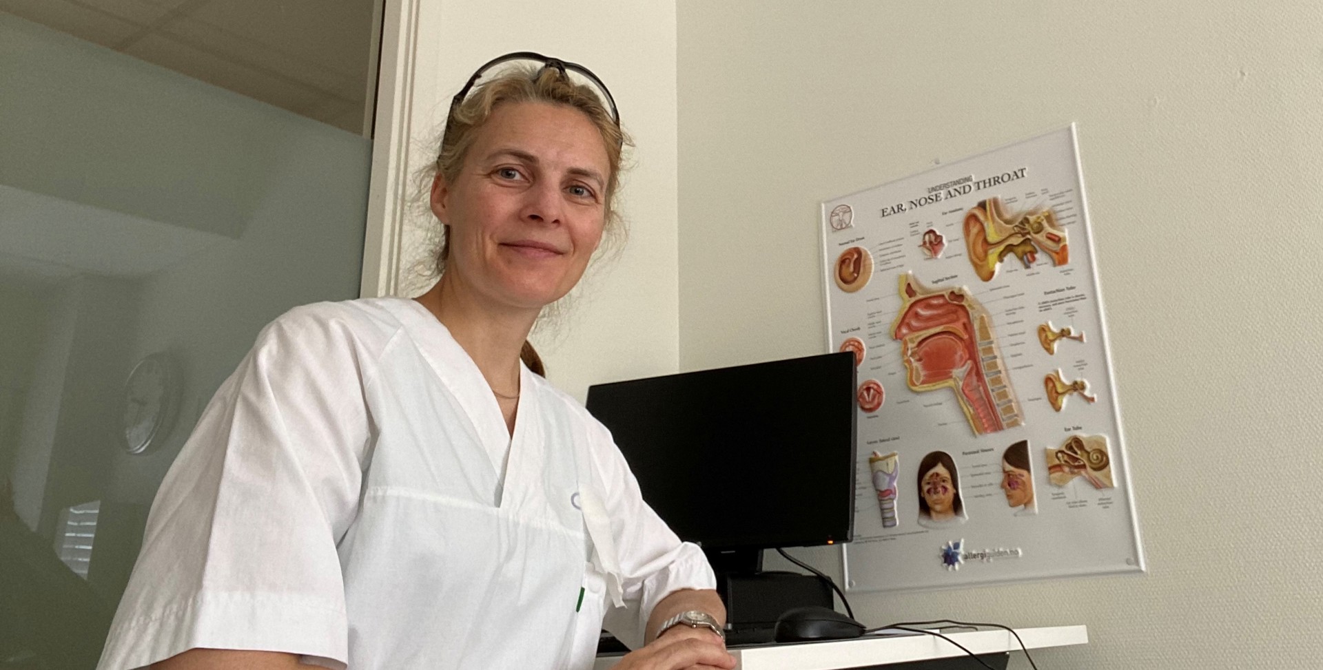 Female doctor by desk. Guro Haugen Fossum foto privat