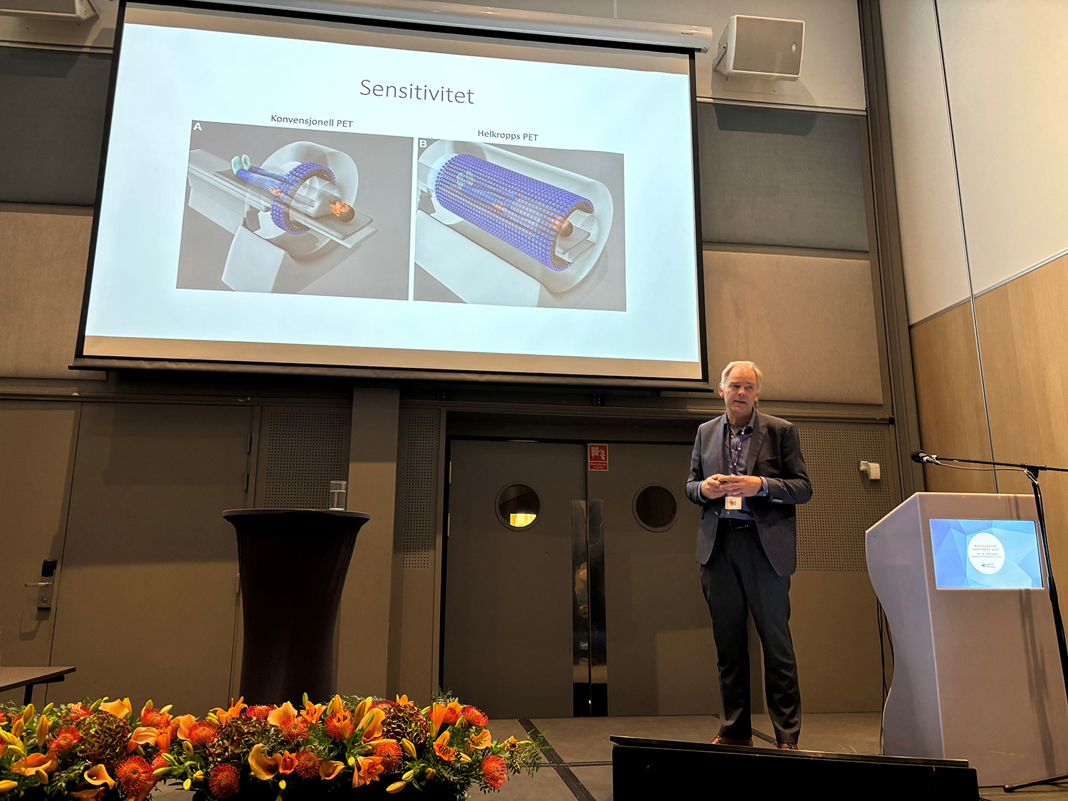 Rune Sundset, UNN holder en presentasjon i et rom. 