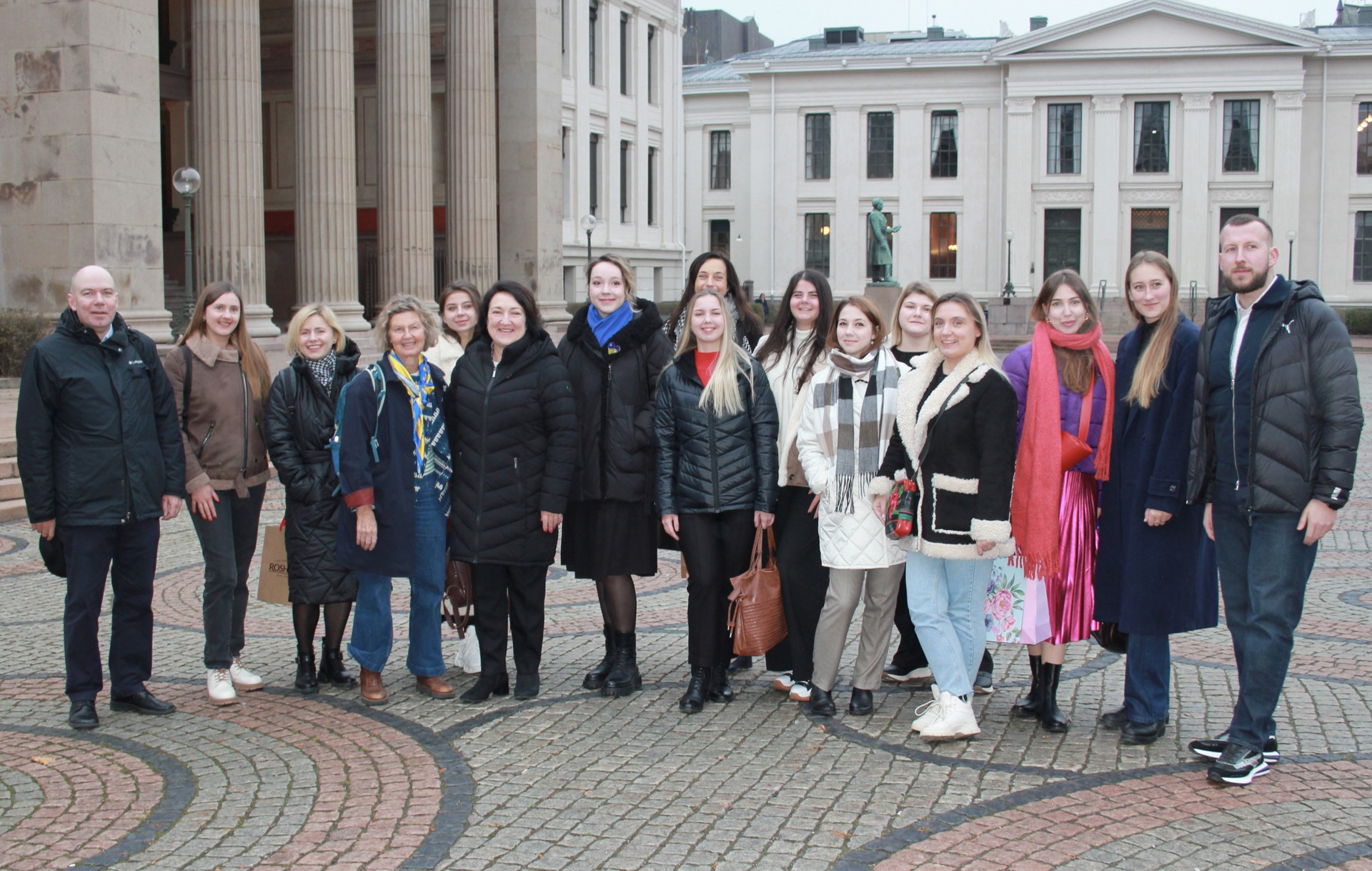 En flokk mennesker på en stor og åpen plass.
