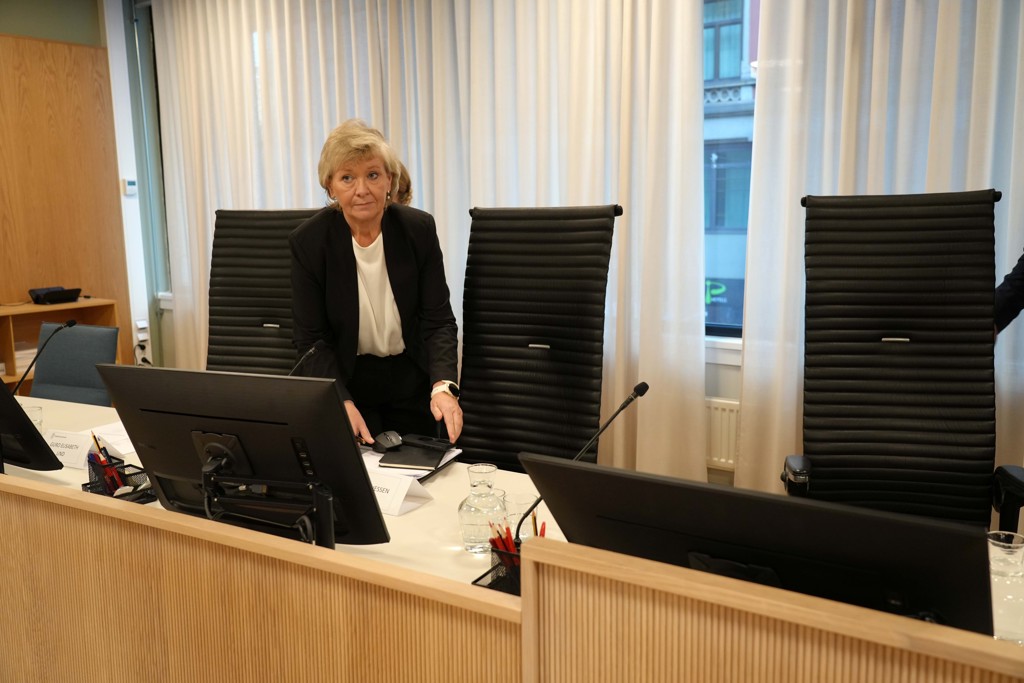 Leder i Akademikerne stat Kari Tønnessen Nordli under behandlingen av Akademikernes sak i Rikslønnsnnemnda i november. Nordli satt da som representant for en av partene i saken. De neste tre årene vil hun være medlem i nemnda. Foto: Akademikerne.