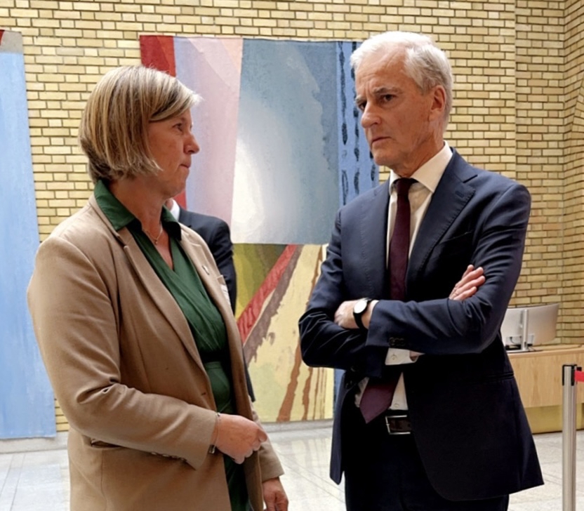 President i Legeforeningen Anne-Karin Rime og statsminister Jonas Gahr Støre i vandrehallen på Stortinget. Foto: Legeforeningen