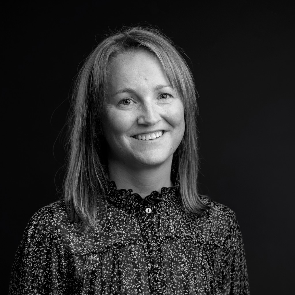 Kvinne smilende med bluse i sorthvitt. Fastlege og forsker Ingjerd Jøssang. Foto: Privat