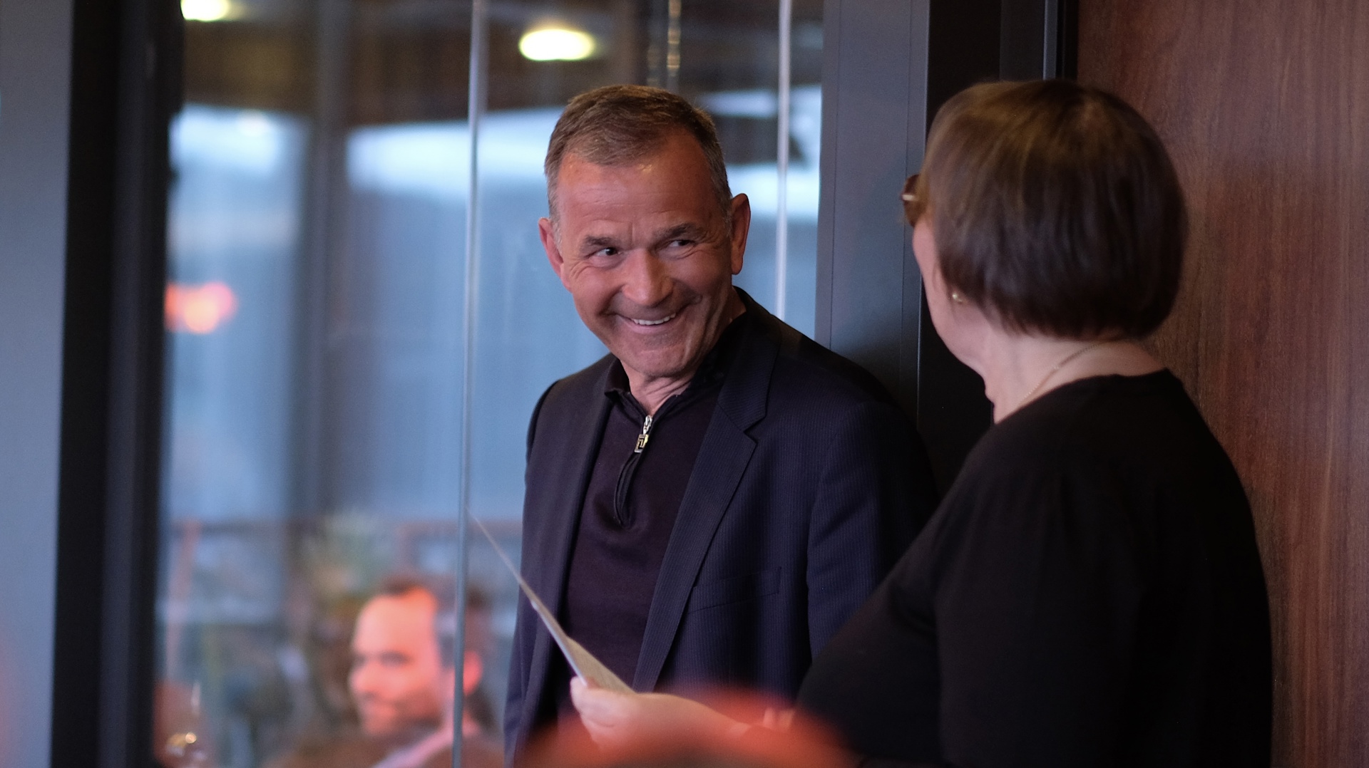 Branislav Azanjac mottar prisen som årets Buskerudlege. Foto: Gudrun Tokle Grene