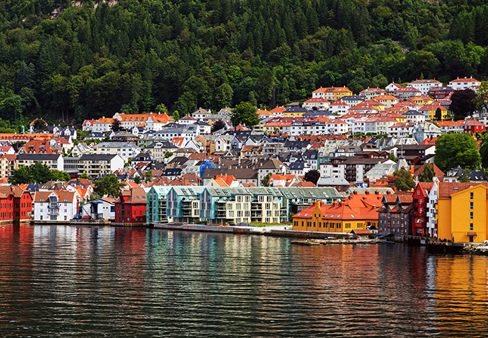 Bilde av Bergen. De fargerike bygningene i Bergen, Norge reflekteres i vannet i den travle havnen.