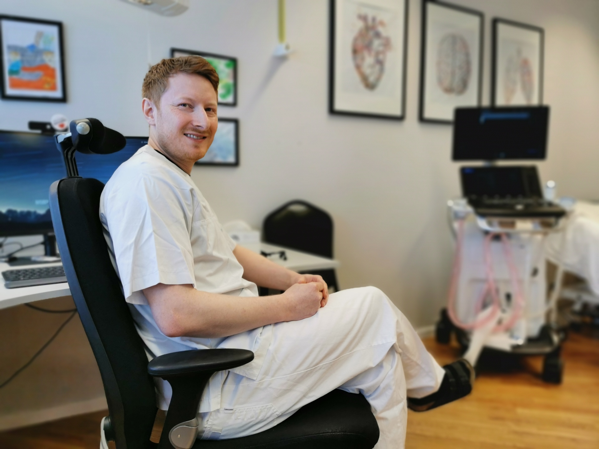 Lege på kontoret, Stian Andersen, foto: Jeanette Johansen