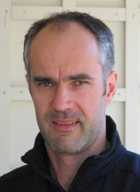 UTVIKLINGSHJELP: Allmennmedisinsk forskningsfond gir støtte til de som går med doktorgrad i magen, sier Ståle Onsgård Sagabråten. Han vil gjerne se enda flere nyskapende prosjekter i søknadsbunken. Foto: Julie Kalveland