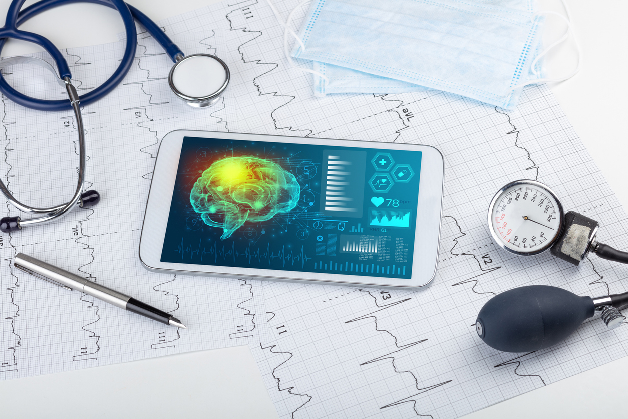 Illustrasjonsbilde av medisinsk utstyr og en nettbrett med konseptskisse av en hjerne. Bilde fra Istockphoto.com Foto: ra2studio