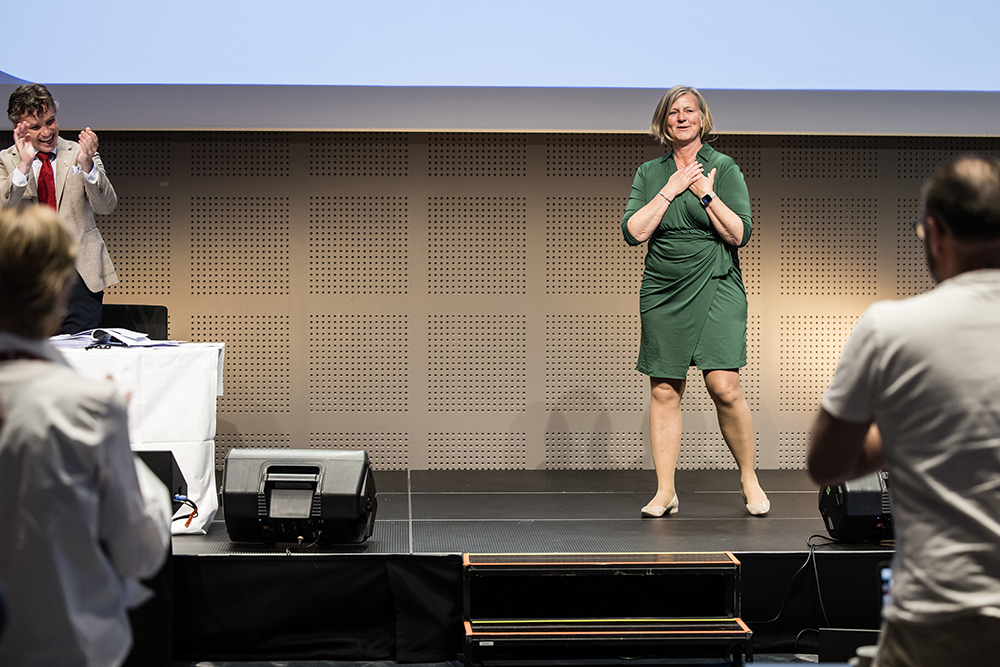 Bilde av Anne Karin Rime idet hun ble gjenvalgt som president i Legeforeningen 2023.