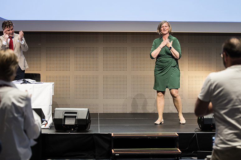Bilde av Anne Karin Rime idet hun ble gjenvalgt som president i Legeforeningen 2023.