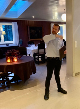 Meget engasjert hovmester presenterer middagen. Foto Jon Storstein